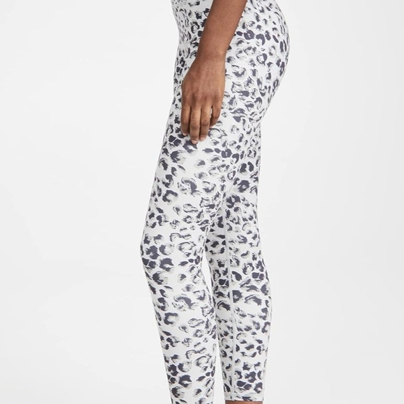 Varley light grey cheetah print leggings size small, athletic wear - Picture 3 of 11